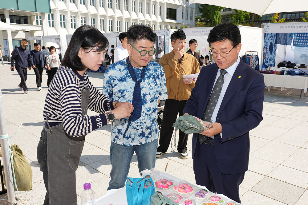 유찬종 서울 종로구청장이 공예품을 살펴보고 있다./사진제공=서울 종로구