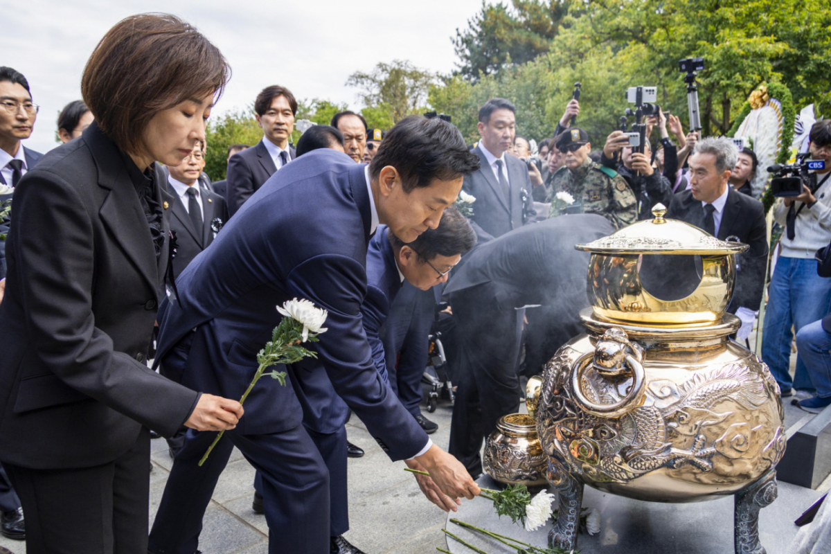 국민의힘 장동혁 대표와 정점식 원내대표를 비롯한 당 지도부와 오세훈 서울시장이 26일 서울 동작구 국립서울현충원에서 열린 박정희 전 대통령 서거 제47주기 추모식에서 헌화하고 있다. /사진=뉴스1