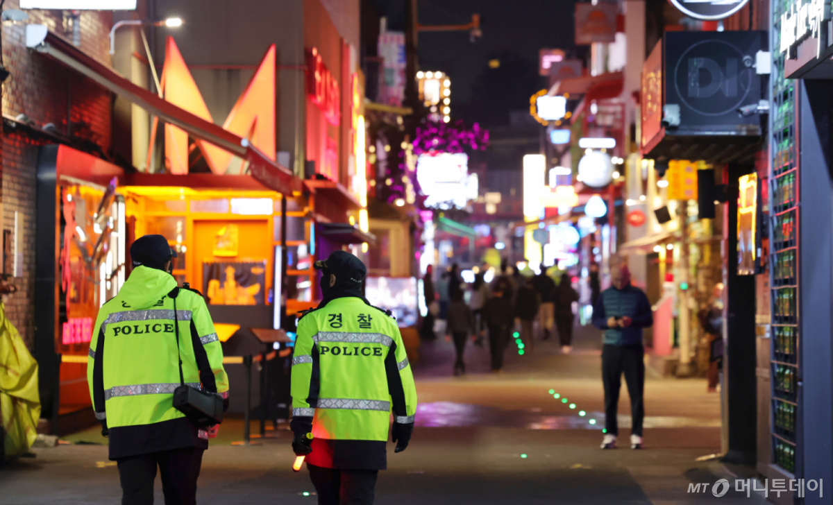 Police officers are seen patrolling the streets of Itaewon in Yongsan-gu, Seoul, Oct. 23. MoneyToday
