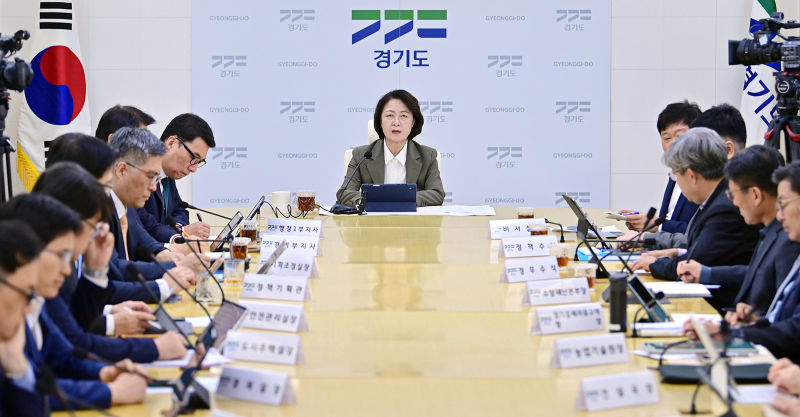 26일 오전 경기북부청사 상황실에서 열린 10월 월간회의에서 추미애 경기도지사가 회의를 주재하고 있다./사진제공=경기도