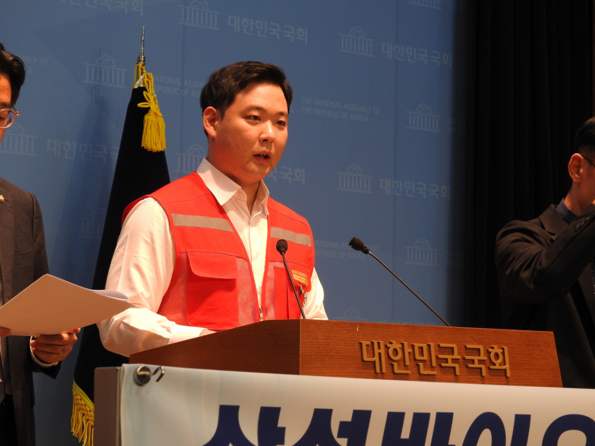26일 서울 여의도 국회 소통관에서 진행된 삼성바이오로직스 쟁의행위 금지 가처분 항고심 결정 규탄 기자회견에서 박재성 삼성바이오로직스 위원장이 발언하고 있다./사진=박정렬 기자