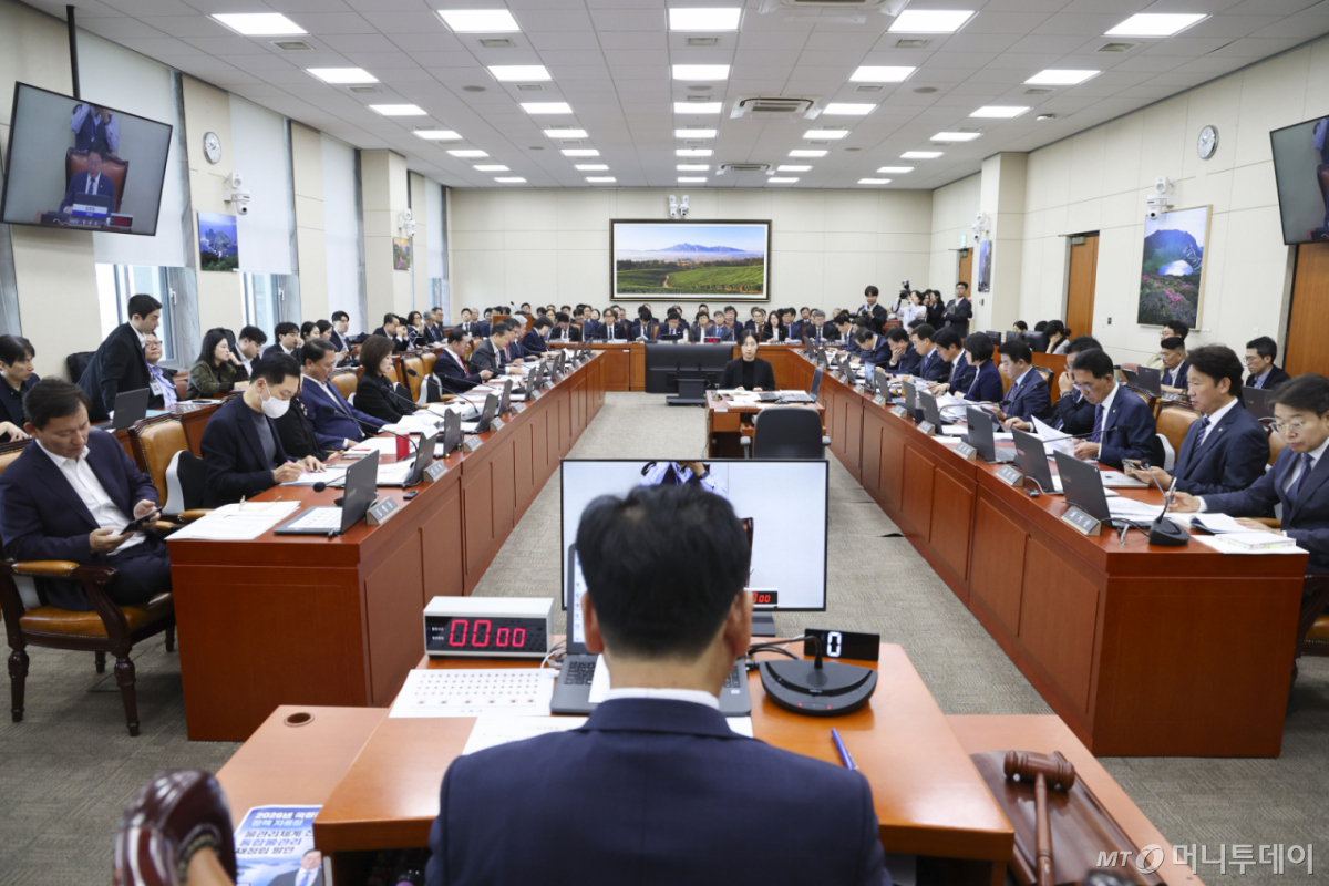 [서울=뉴시스] 최진석 기자 = 26일 여의도 국회에서 기후에너지환경노동위원회의 기후에너지환경부, 기상청, 고준위방사성폐기물관리위원회에 대한 종합감사가 열리고 있다. 2026.10.26. myjs@newsis.com /사진=최진석
