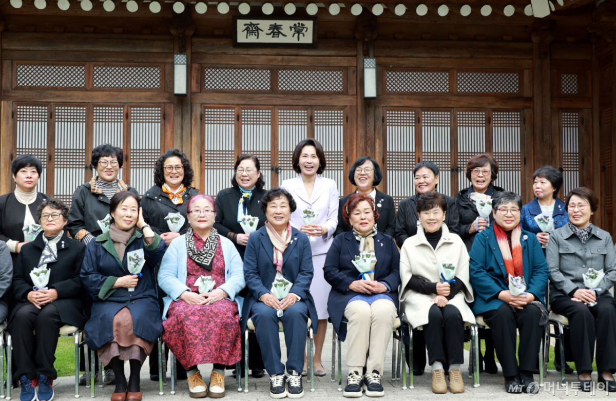 [서울=뉴시스] 조성봉 기자 = 김혜경 여사가 26일 청와대 상춘재에서 열린 오월어머니집 전·현직 임원 초청 오찬 간담회에서 참석자들과 기념 촬영을 하고 있다. (청와대통신사진기자단) 2026.10.26. suncho21@newsis.com /사진=