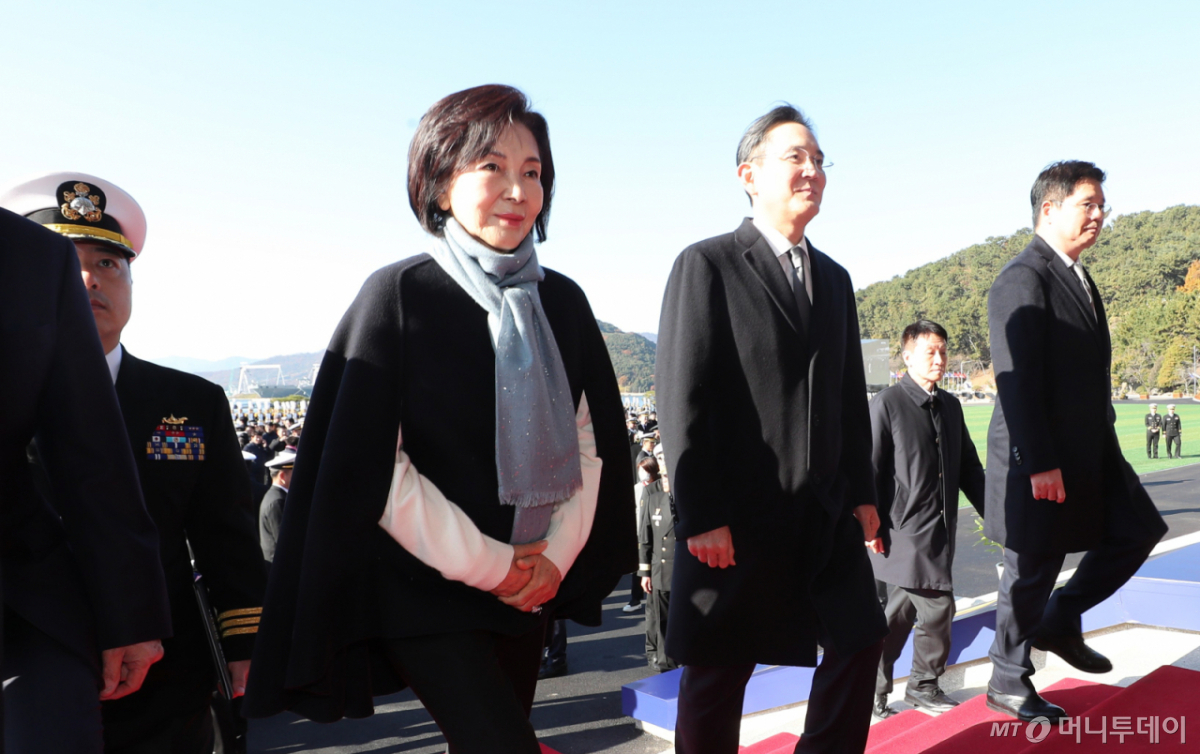 [창원=뉴시스] 차용현 기자 = 이재용 삼성전자 회장과 홍라희 삼성미술관 명예관장이 28일 경남 창원시 진해구 해군사관학교 연병장에서 열린 제139기 해군 해병대 사관후보생 수료 및 임관식에 참석하고 있다. (공동취재) 이날 이 회장의 장남 이지호씨는 해군 장교로 임관했다. 2025.11.28. photo@newsis.com /사진=박영태
