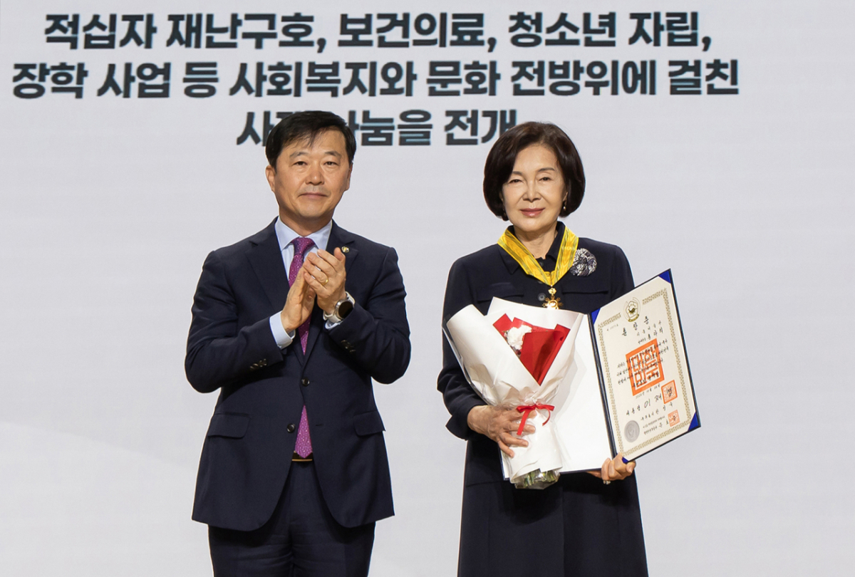 홍라희 리움미술관 명예관장이 26일 서울 중구 우리은행 본점에서 열린 대한적십자사 창립 기념식에서 이형훈 보건복지부 제2차관으로부터 국민훈장 동백장을 수여받고 기념 촬영하고 있다/사진제공=삼성문화재단