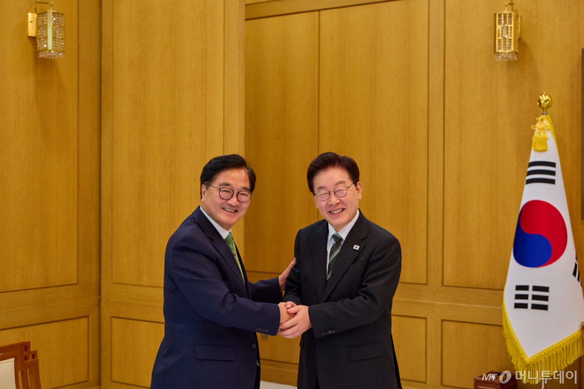 (서울=뉴스1) 허경 기자 = 이재명 대통령과 우원식 전 국회의장이 26일 청와대에서 열린 오찬에 앞서 손을 맞잡고 있다. (청와대 제공. 재판매 및 DB 금지) 2026.10.26/뉴스1 Copyright © 뉴스1. All rights reserved. 무단 전재 및 재배포, AI학습 이용 금지. /사진=(서울=뉴스1) 허경 기자