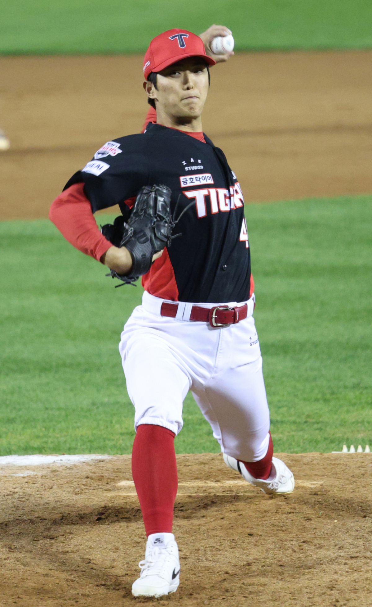 KIA 타이거즈 이의리가 9월 20일 LG 트윈스와 2026 KBO 포스트시즌 준플레이오프(준PO) 3차전 역투하고 있다. /사진=김진경 대기자