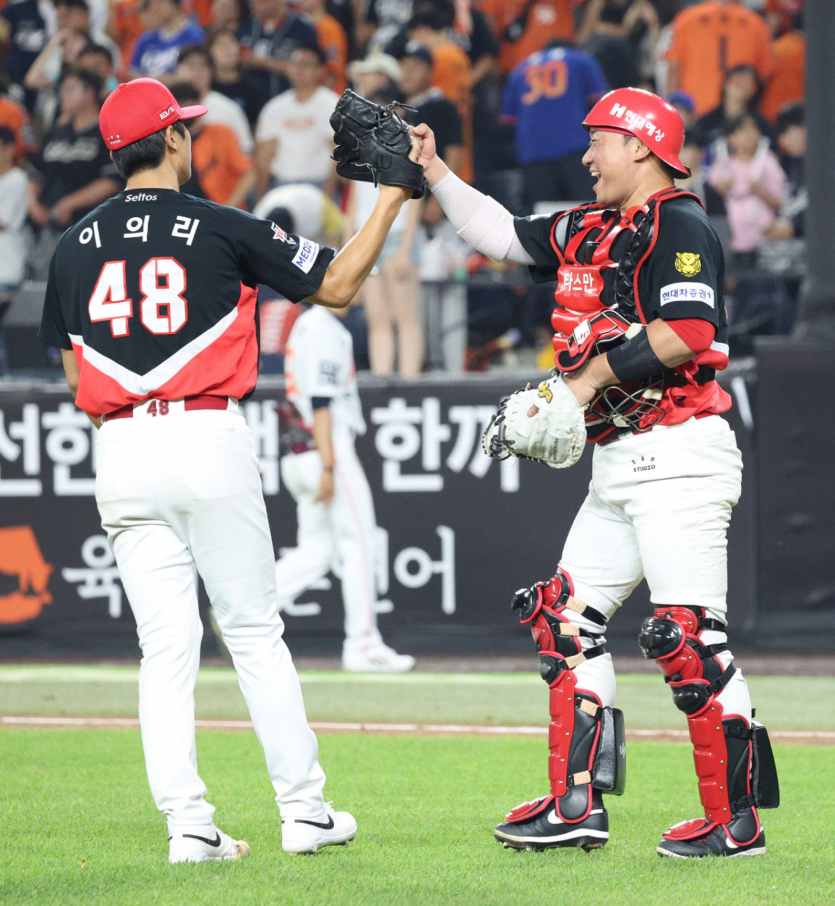 KIA 타이거즈 이의리(왼쪽)가 8월 20일 한화 이글스와 2026 신한 SOL KBO리그 경기에서 승리를 합작한 포수 김태군과 기쁨을 나누고 있다. /사진=김진경 대기자