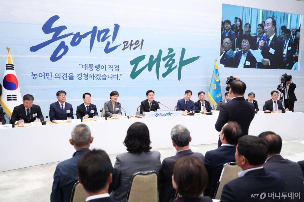 [서울=뉴시스] 김진아 기자 = 이재명 대통령이 26일 청와대 영빈관에서 열린 '농어민과의 대화'에서 노만호 한국종합농업단체협의회 상임대표의 발언을 경청하고 있다. 2026.10.26. bluesoda@newsis.com /사진=