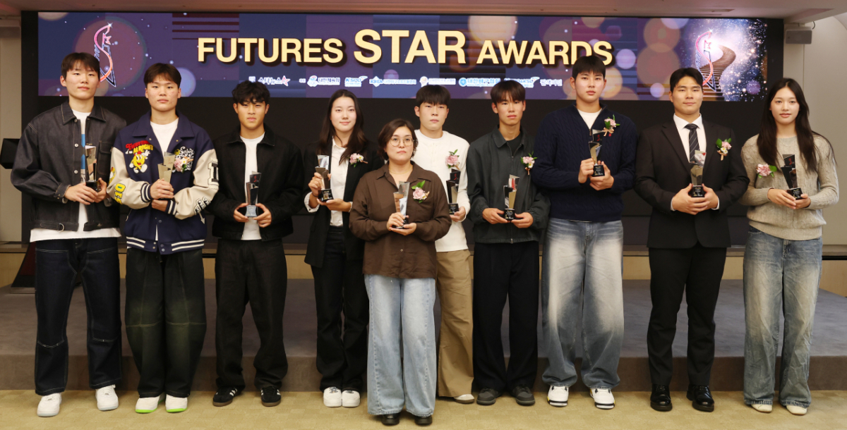 2026 퓨처스 스타대상 시상식. 왼쪽부터 농구 윤지원, 윤지훈, 축구 안주완, 골프 양윤서, 기계체조 황서현(어머니 대리수상), 축구 정현웅, 스케이트보드 강준이, 야구 하현승, 이호민, 배구 손서연. /사진=스타뉴스