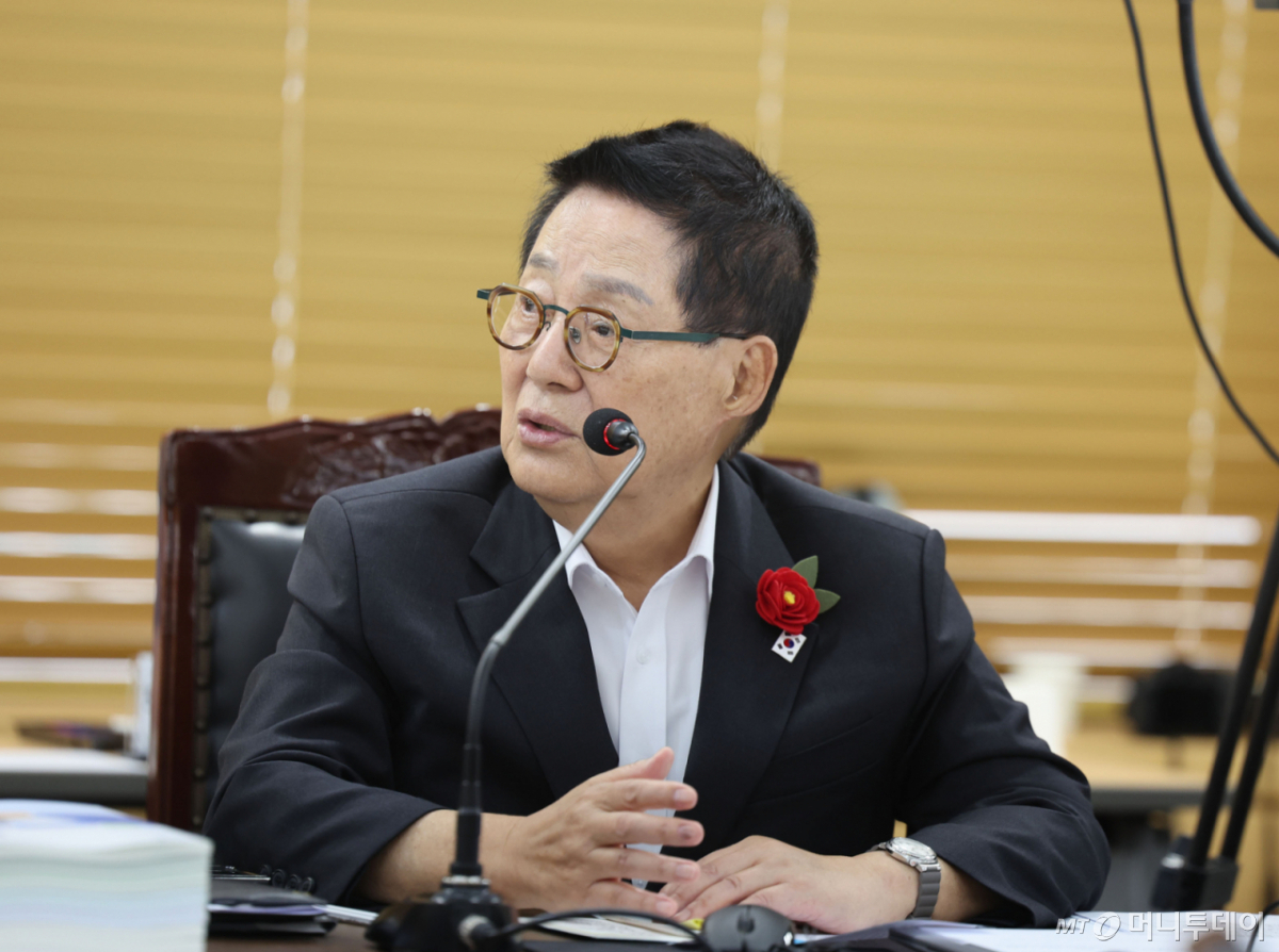 (광주=뉴스1) 박지현 기자 = 박지원 더불어민주당 의원이 20일 전남광주통합특별시 동구 광주지방법원에서 열린 국회 법제사법위원회의 광주·전주·대전·제주 지역 각급 법원에 대한 국정감사에서 질의하고 있다. 2026.10.20/뉴스1 Copyright © 뉴스1. All rights reserved. 무단 전재 및 재배포, AI학습 이용 금지. /사진=(광주=뉴스1) 박지현 기자