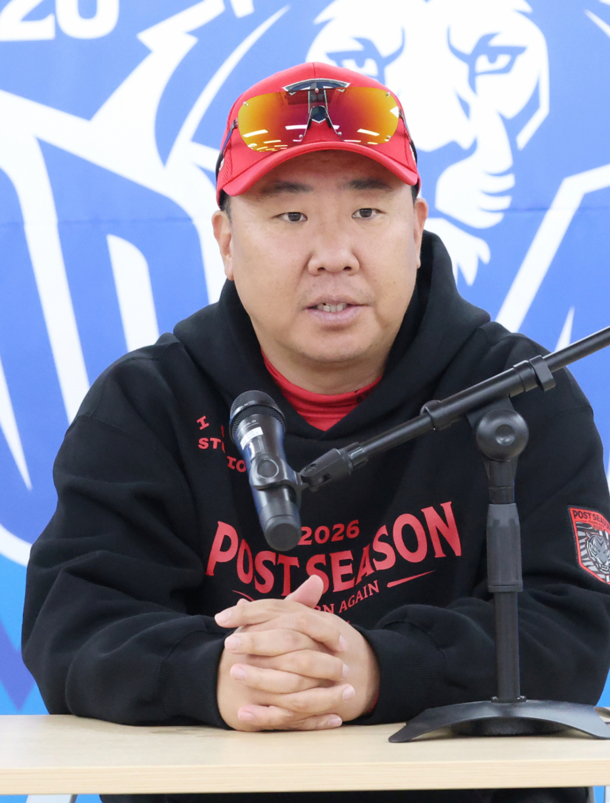 2026 KBO 포스트시즌 플레이오프(PO) 1차전 삼성 대 KIA전이 26일 대구 삼성라이온즈파크에서 열렸다.  KIA 이범호 감독이 기자들의 질문에 답하고 있다. /사진=김진경 kim.jinkyung@