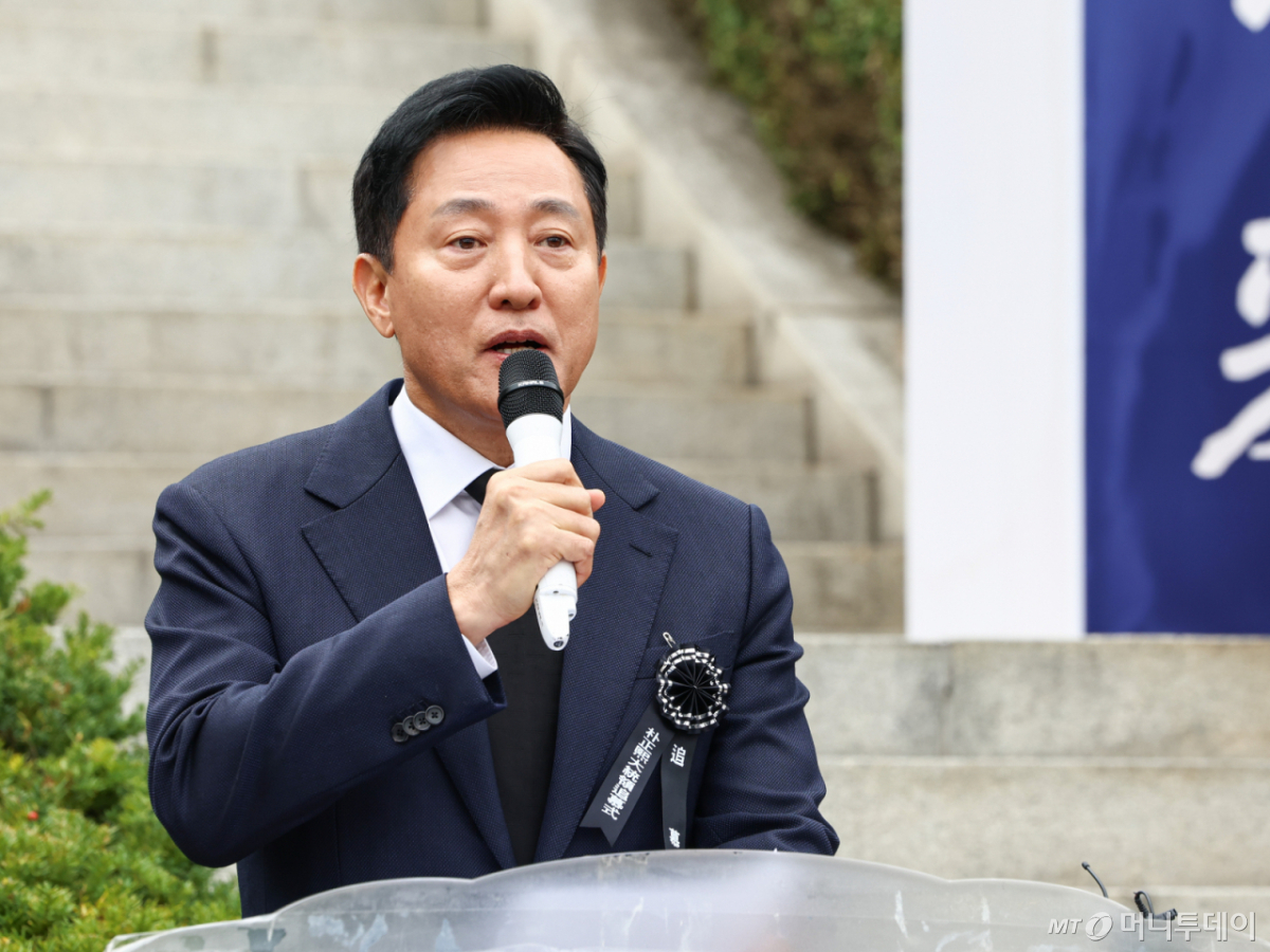 [서울=뉴시스] 김명년 기자 = 오세훈 서울시장이 26일 서울 동작구 국립서울현충원에서 열린 박정희 대통령 서거 47주년 추모식에 참석해 추모사를 하고 있다.(공동취재) 2026.10.26. photo@newsis.com /사진=