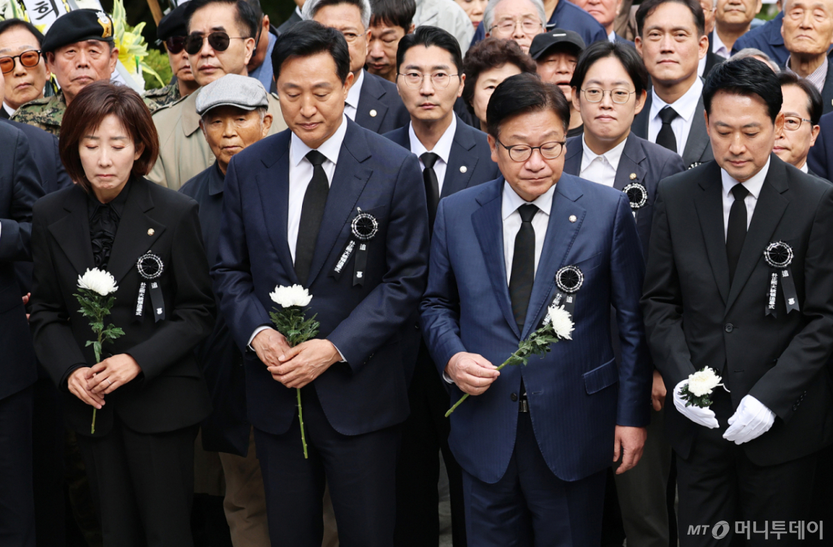 [서울=뉴시스] 김명년 기자 = 국민의힘 장동혁 대표와 정점식 원내대표를 비롯한 당 지도부와 오세훈 서울시장이 26일 서울 동작구 국립서울현충원에서 열린 박정희 전 대통령 서거 제47주기 추모식에서 헌화를 하고 있다. (공동취재) 2026.10.26. photo@newsis.com /사진=