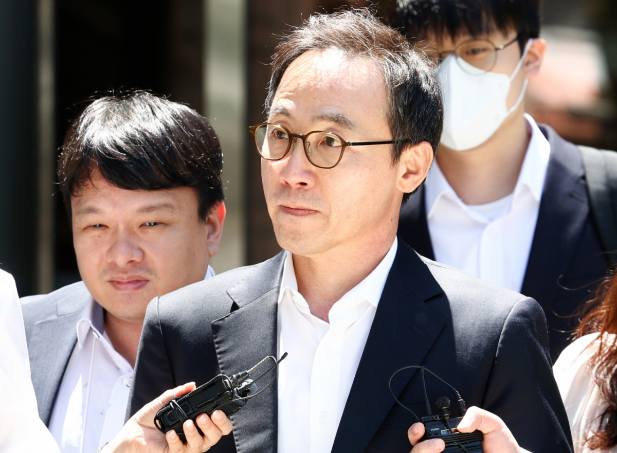 윤석열 정부의 대통령 관저 이전 과정에서 예산을 불법 전용한 의혹과 관련해 직권남용 혐의를 받는 김오진 전 대통령실 관리비서관이 서울 서초구 서울중앙지방법원에서 열린 구속 전 피의자 심문(영장실질심사)을 마치고 법정을 나서고 있다. /사진=뉴스1 /사진=(서울=뉴스1) 최지환 기자