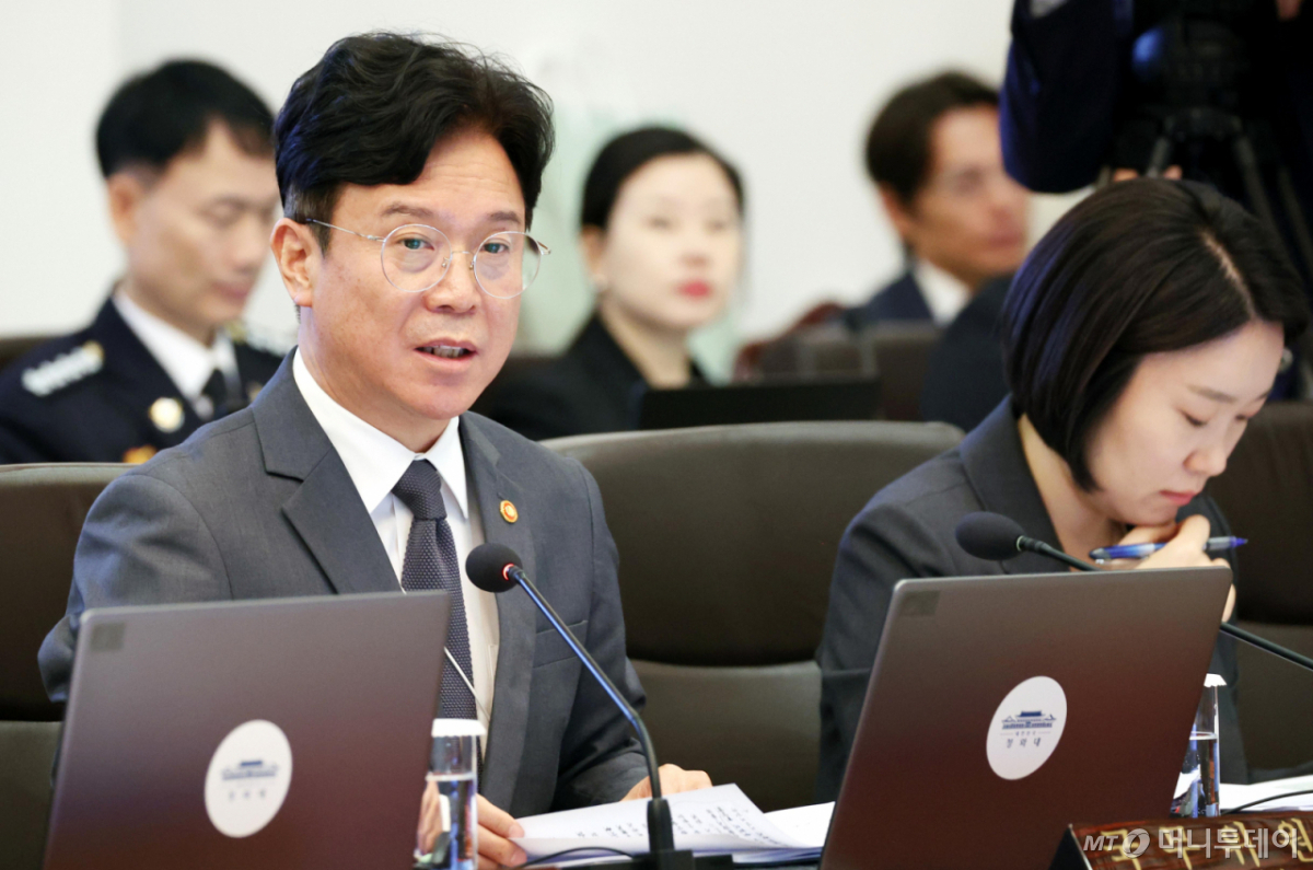 김영훈 고용노동부 장관이 지난 20일 청와대에서 열린 국무회의에서 발언하고 있다. /사진=뉴시스