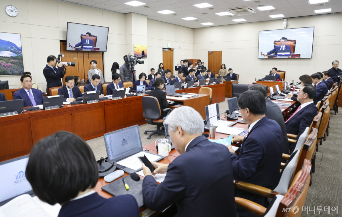 [서울=뉴시스] 최진석 기자 = 26일 여의도 국회에서 기후에너지환경노동위원회의 기후에너지환경부, 기상청, 고준위방사성폐기물관리위원회에 대한 종합감사가 열리고 있다. 2026.10.26. myjs@newsis.com /사진=최진석