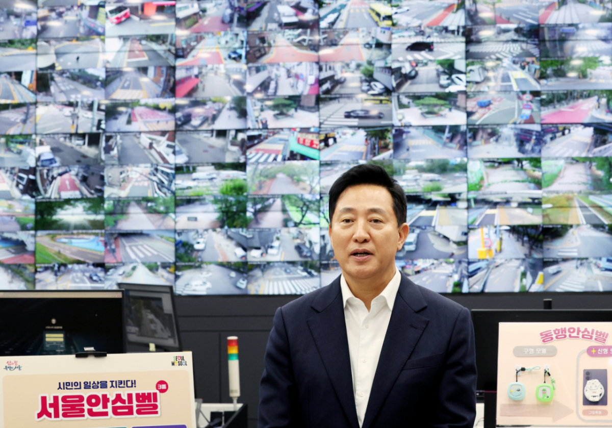 오세훈 서울시장이 26일 오후 서울 양천구 CCTV 관제센터를 방문해 동행안심벨 CCTV 관제센터 현장점검 후 발언을 하고 있다./사진=뉴시스