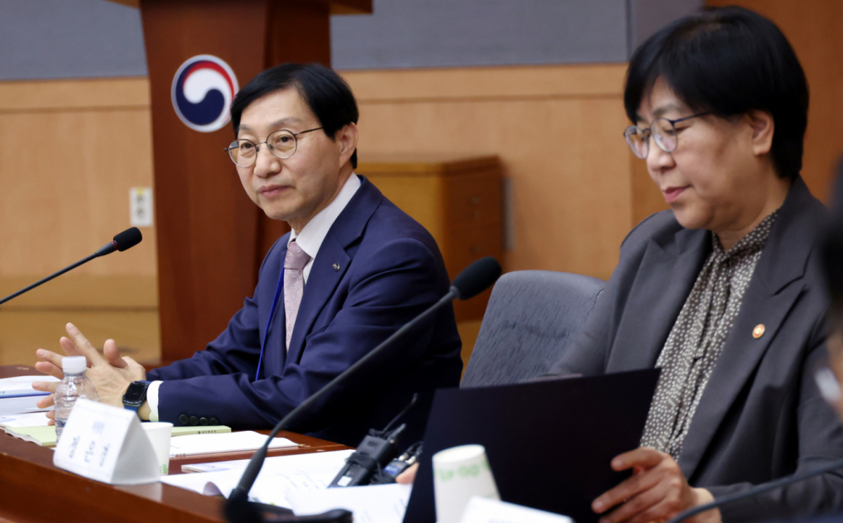 [서울=뉴시스] 박영태 기자 = 김성주 국민연금공단 이사장이 20일 오후 서울 종로구 정부서울청사 별관 국제회의실에서 열린 2026년도 제7차 국민연금기금운용위원회에 참석해 정은경 보건복지부 장관의 발언을 듣고 있다. 2026.10.20. since1999@newsis.com /사진=박영태
