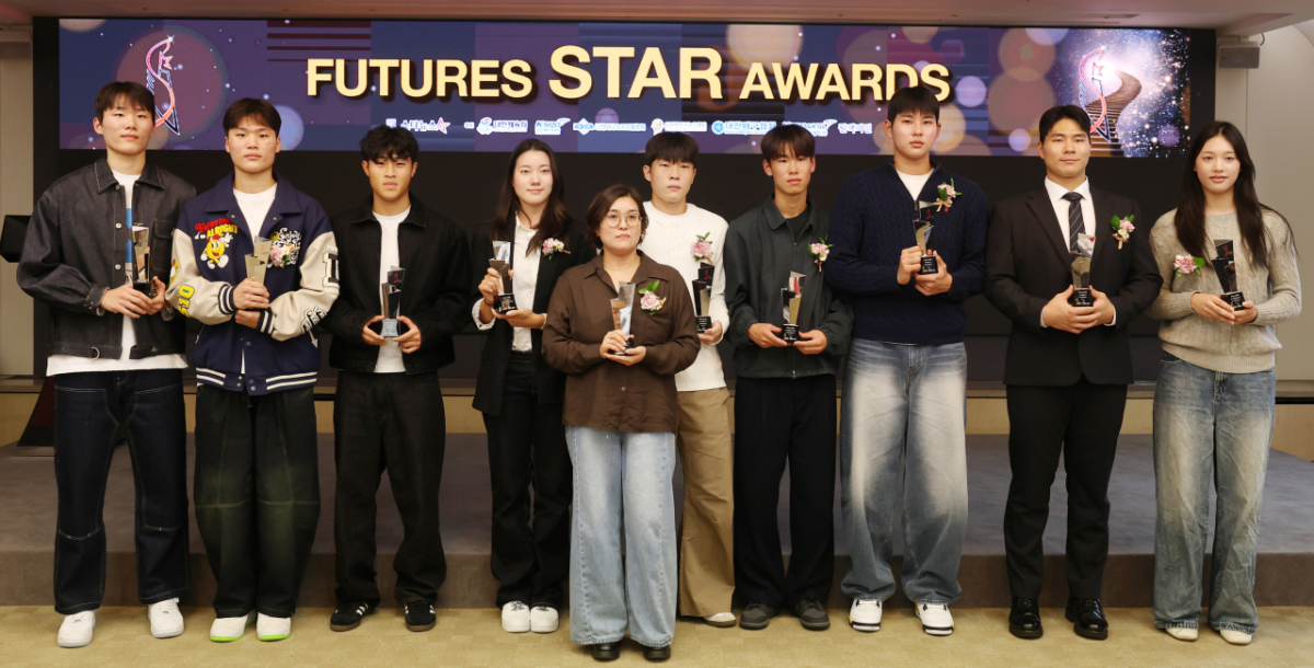 왼쪽부터 농구 윤지원, 윤지훈, 축구 안주완, 골프 양윤서, 기계체조 황서현 어머니, 축구 정현웅, 스케이트보드 강준이, 야구 하현승, 이호민, 배구 손서연이 26일 서울 중구 프레스센터에서 진행된 '2026 퓨처스 스타대상' 시상식에서 기념촬영을 하고 있다. 올해로 5회째를 맞는 '2026 퓨처스 스타대상(스타뉴스 주최·주관, 대한체육회, 국민체육진흥공단, 대한야구소프트볼협회, 대한민국농구협회, 대한배구협회, 한국스포츠레저주식회사 후원)'은 한국 스포츠 발전과 아마추어 체육 활성화에 기여하고자 종목별로 한 해 동안 가장 뛰어난 활약을 보인 고교 선수를 선정하고 잠재력이 돋보이는 유망주를 격려하기 위한 행사이다. /사진=김휘선 기자