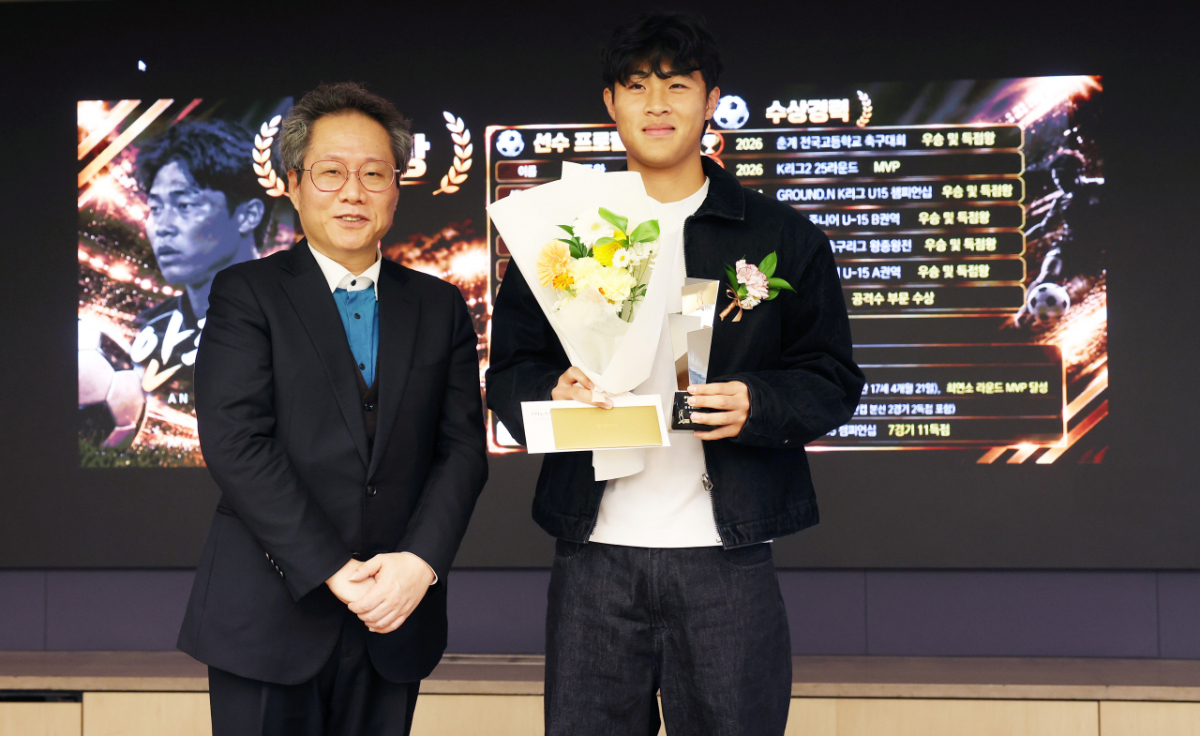 한준희(왼쪽) 쿠팡플레이 해설위원과 안주완. /사진=김휘선 기자