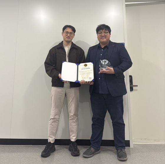 (사진 왼쪽부터)윤민호·김선민 티립스 대표가 '스타트업 부문 대상' 2년 연속상을 비대면 수상하고 기념사진을 촬영 중이다/사진제공=티립스
