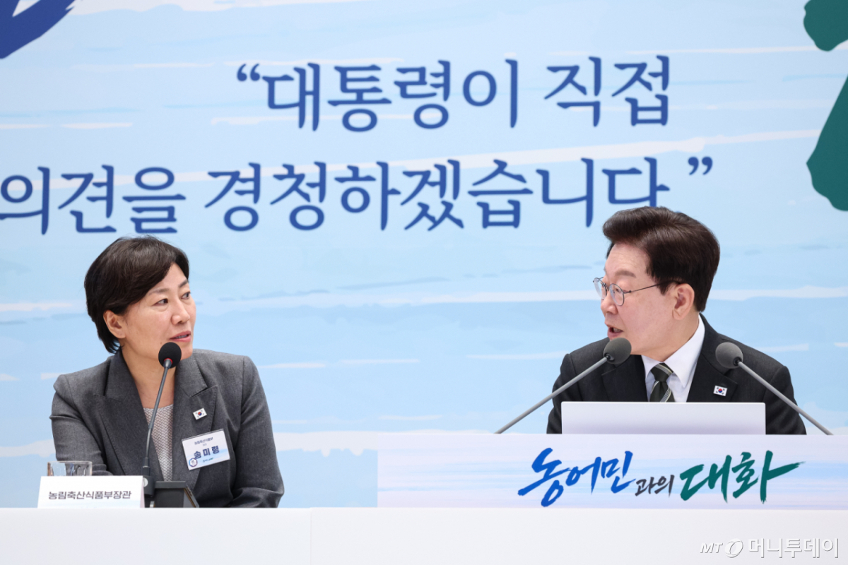 (서울=뉴스1) 허경 기자 = 이재명 대통령과 송미령 농림축산식품부 장관이 26일 청와대 영빈관에서 열린 농어촌 간담회에서 대화하고 있다. 2026.10.26/뉴스1 Copyright © 뉴스1. All rights reserved. 무단 전재 및 재배포, AI학습 이용 금지. /사진=(서울=뉴스1) 허경 기자