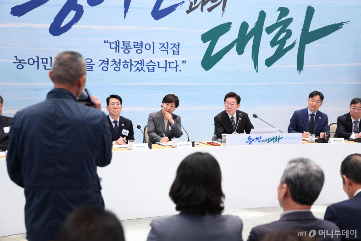 [서울=뉴시스] 김진아 기자 = 이재명 대통령이 26일 청와대 영빈관에서 열린 '농어민과의 대화'에서 윤일권 전국농민회총연맹 의장의 발언을 경청하고 있다. 2026.10.26. bluesoda@newsis.com /사진=