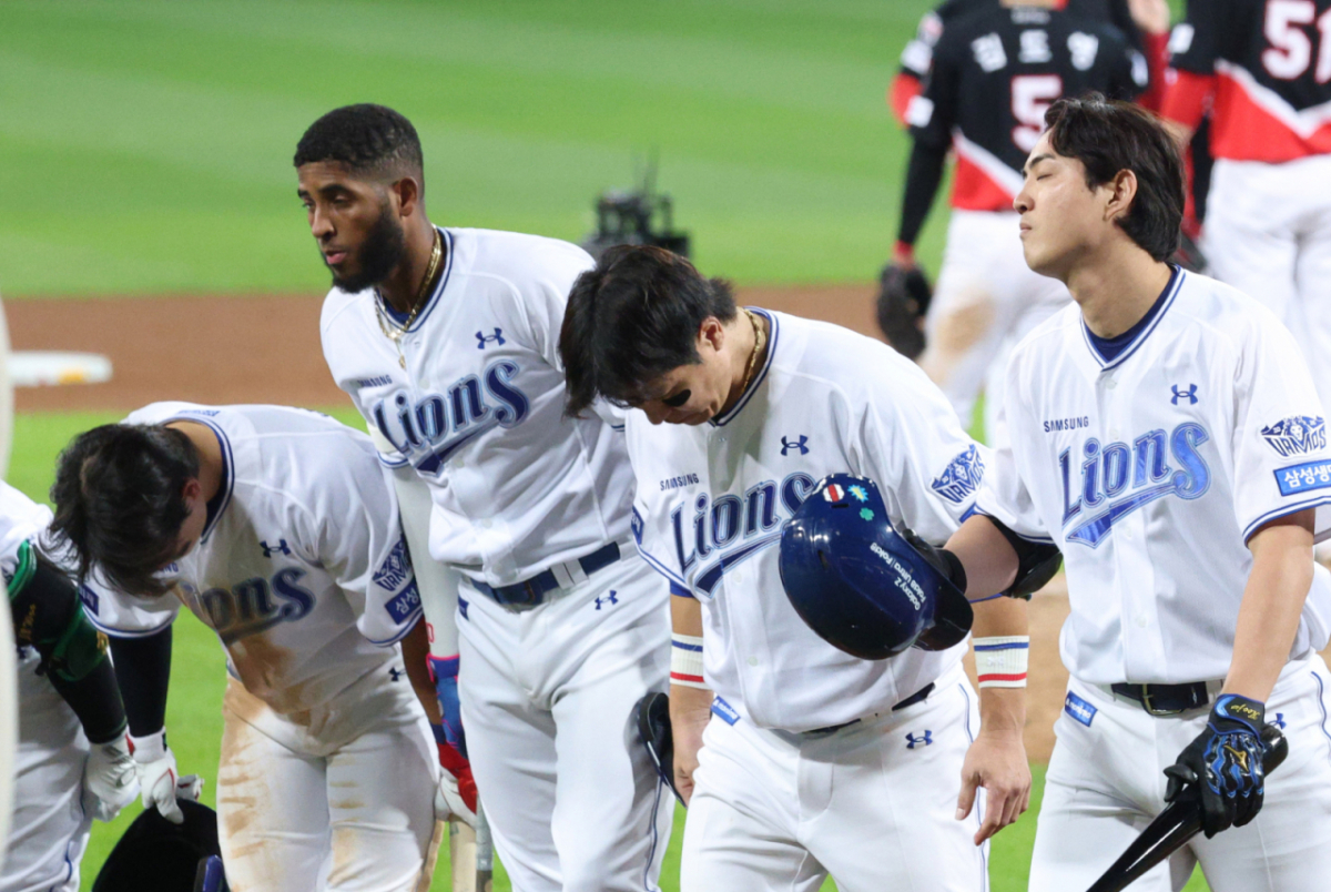 2026 KBO 포스트시즌 플레이오프(PO) 1차전 삼성 대 KIA전이 2일 대구 삼성라이온즈파크에서 열렸다. 삼성 선수들이 KIA에 1-5로 패한 후 응원단에 인사하고 있다. /사진=김진경 kim.jinkyung@