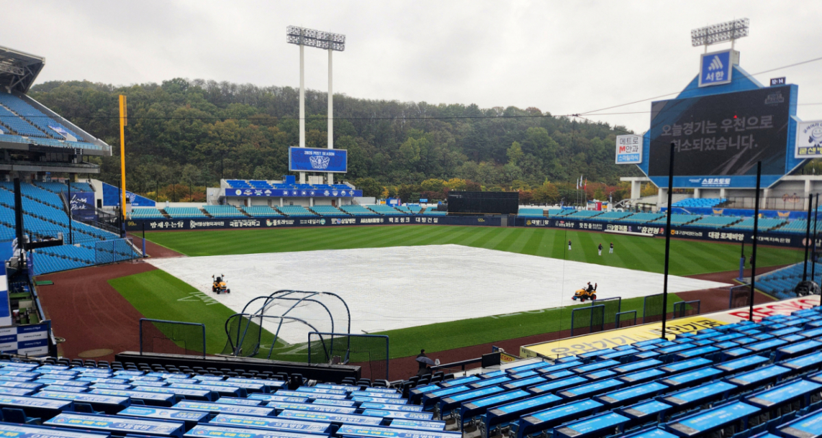 25일 대구 삼성라이온즈파크에서 열릴 예정인 2026 KBO 포스트시즌 플레이오프(PO) 1차전 삼성 대 KIA전이 우천으로 취소됐다. 일부 선수들이 우중 훈련을 하고 있다. /사진=김진경 kim.jinkyung@