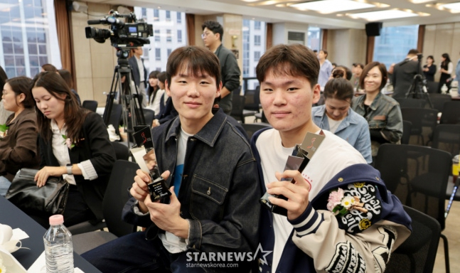 2026 퓨처스 스타대상 수상자인 농구 윤지원과 쌍둥이 동생 윤지훈이 함께 포즈를 취하고 있다.한국 스포츠의 미래를 이끌어갈 꿈나무들의 축제 '2026 퓨처스 스타대상'이 화려한 막을 올렸다. 올해로 5회째를 맞는 '2026 퓨처스 스타대상(스타뉴스 주최·주관, 대한체육회, 국민체육진흥공단, 대한야구소프트볼협회, 대한민국농구협회, 대한배구협회, 한국스포츠레저주식회사 팔색미인 후원)' 시상식이 26일 오후 3시 서울 중구 한국프레스센터 19층 기자회견장에서 성대하게 열렸다. /사진=강영조 선임 기자.