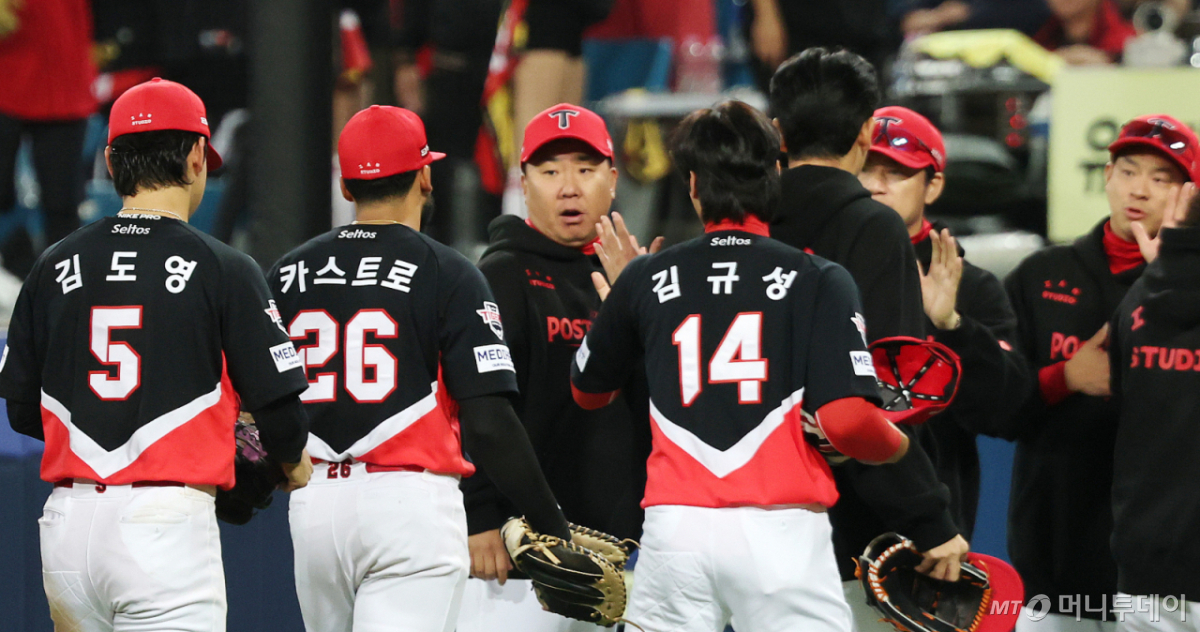 26일 오후 대구 삼성라이온즈파크에서 열린 프로야구 2026 신한 SOL KBO 포스트시즌 플레이오프 1차전 KIA 타이거즈와 삼성 라이온즈의 경기에서 5대 1로 승리한 KIA 이범호 감독이 선수들을 격려하고 있다. /사진=뉴스1