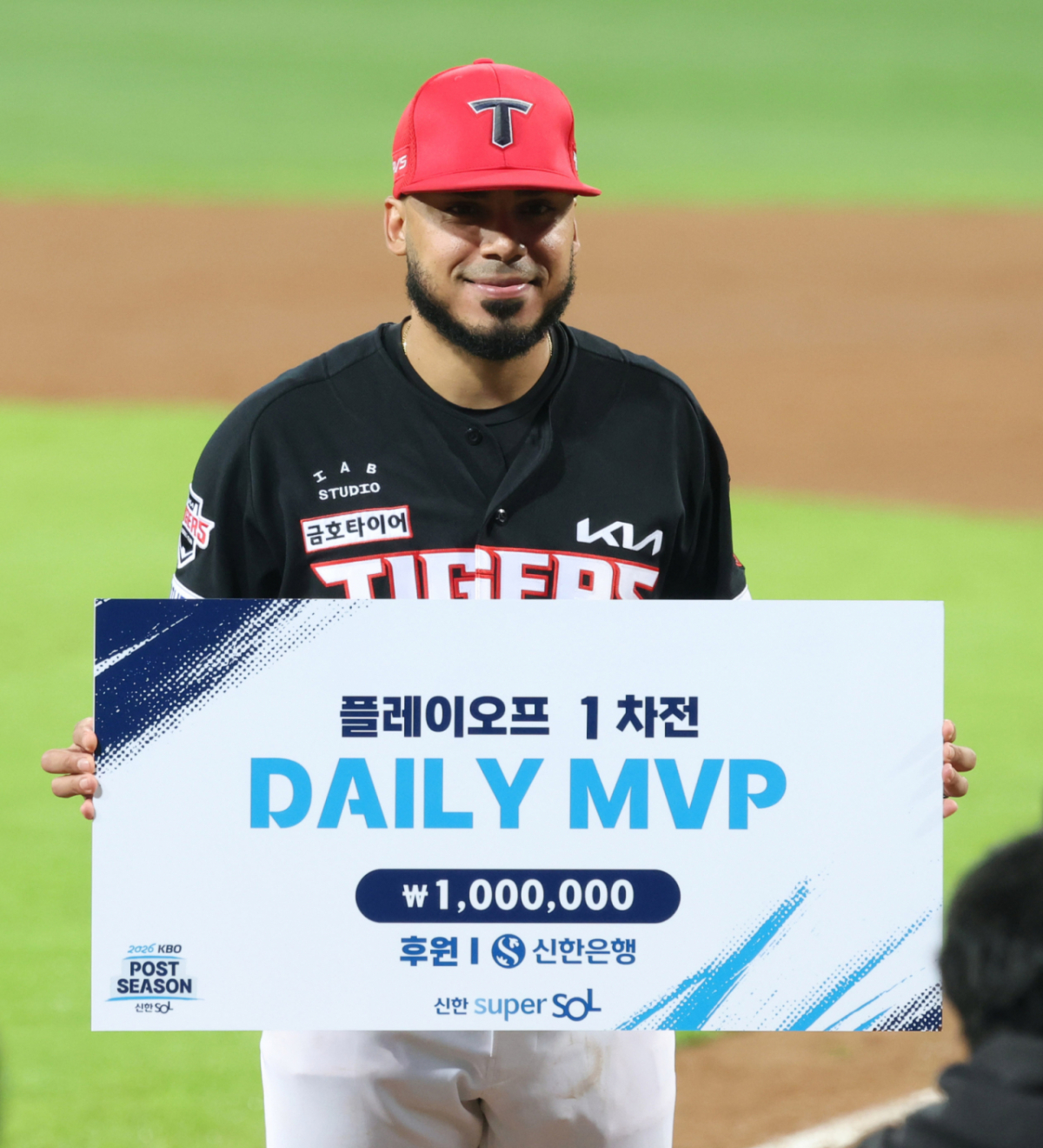 2026 KBO 포스트시즌 플레이오프(PO) 1차전 삼성 대 KIA전이 2일 대구 삼성라이온즈파크에서 열렸다.  KIA 카스트로가 데일리 MVP 수상 후 포즈를 취하고 있다. /사진=김진경 kim.jinkyung@