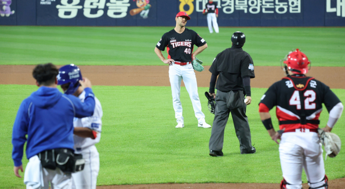 2026 KBO 포스트시즌 플레이오프(PO) 1차전 삼성 대 KIA전이 2일 대구 삼성라이온즈파크에서 열렸다. KIA 선발 네일이 5회말 1사에서 삼성 박승규에 헤드샷을 던진 후 퇴장당하고 있다. /사진=김진경 kim.jinkyung@