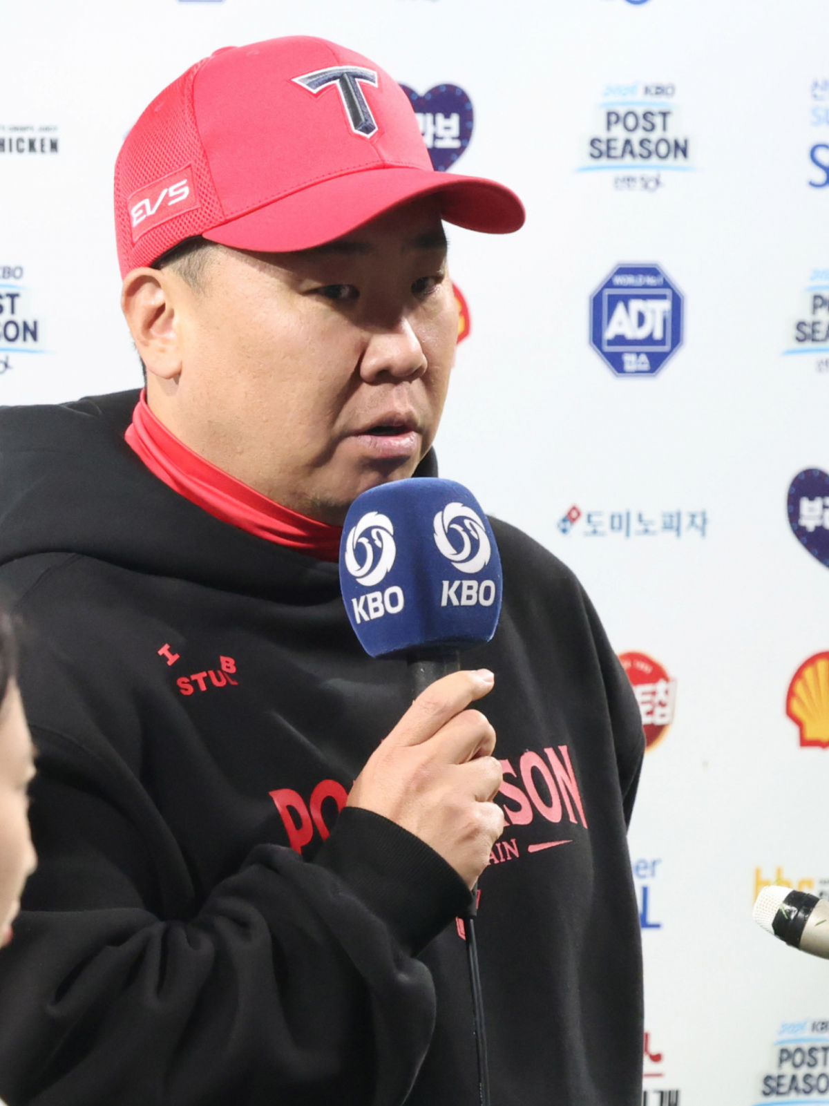 2026 KBO 포스트시즌 플레이오프(PO) 1차전 삼성 대 KIA전이 26일 대구 삼성라이온즈파크에서 열렸다.  KIA 이범호 감독이 경기 후 승장 인터뷰를 하고 있다. /사진=김진경 kim.jinkyung@