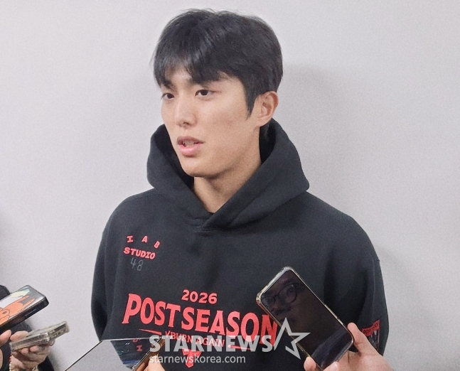 KIA 타이거즈 투수 이의리가 25일 대구 삼성라이온즈파크에서 열릴 예정이었던 삼성 라이온즈와 2026 신한 SOL KBO 포스트시즌 준PO(5전 3선승제) 1차전이 우천 취소된 뒤 취재진과 인터뷰를 하고 있다. /사진=안호근 기자