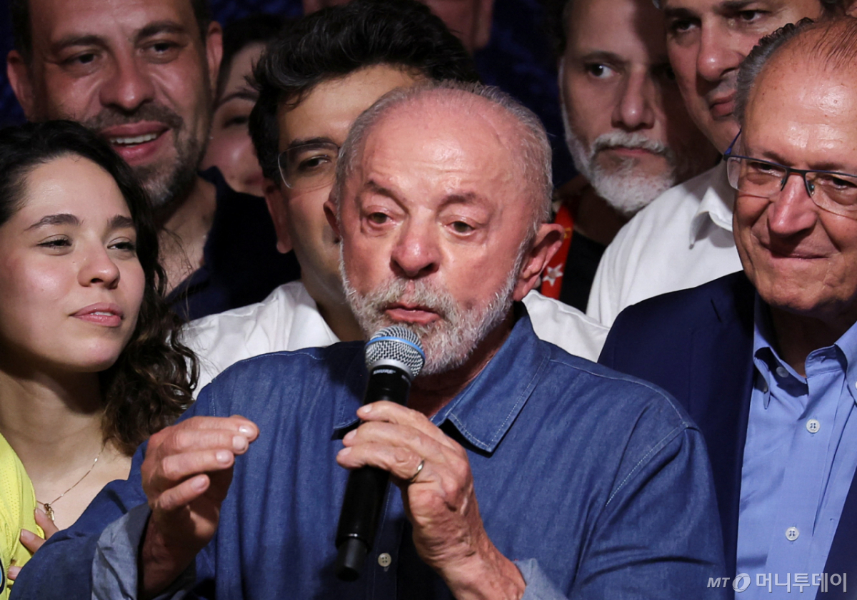 (로이터=뉴스1) 김진환 기자 = 브라질 대선 결선투표에서 승리하며 재선에 성공한 루이스 이나시우 룰라 다시우바 현 대통령이 25일(현지 시간) 상파울루에서 연설하고 있다. 룰라 대통령은 이날 플라비우 보우소나루 상원의원과의 결선투표에서 51.76%의 득표율로 48.24%에 그친 보우소나루 후보를 따돌리고 당선을 확정 지었다. ⓒ 로이터=뉴스1 Copyright © 뉴스1. All rights reserved. 무단 전재 및 재배포, AI학습 이용 금지. /사진=(로이터=뉴스1) 김진환 기자