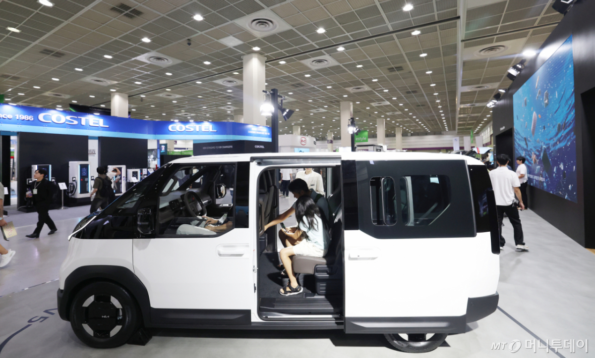 (서울=뉴스1) 오대일 기자 = 25일 서울 강남구 코엑스에서 막을 올린 'EV 트렌드코리아 2026'에서 방문객들이 PV5 패신저 7인승 모델을 살펴보고 있다. 2026 퓨처 모빌리티 위크의 일환으로, 친환경 이동수단의 미래를 한눈에 볼 수 있는 이번 전시는 25일부터 27일까지 코엑스 A, B1홀에서 개최된다. 2026.8.25/뉴스1 Copyright © 뉴스1. All rights reserved. 무단 전재 및 재배포, AI학습 이용 금지. /사진=(서울=뉴스1) 오대일 기자