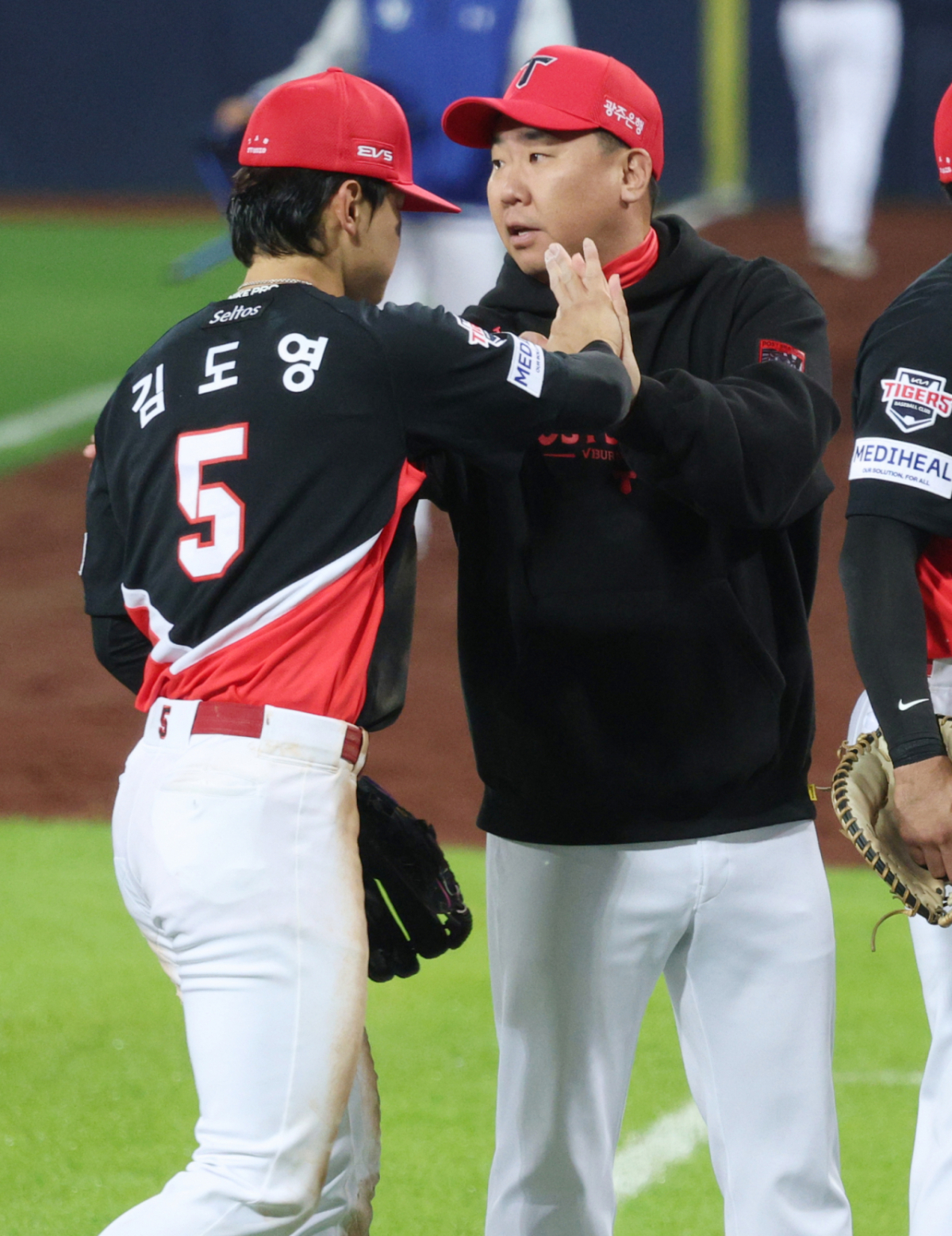 KIA 타이거즈 김도영(왼쪽)이 26일 대구 삼성라이온즈파크에서 열린 삼성 라이온즈와 2026 KBO 포스트시즌 플레이오프(PO) 1차전에서  팀 승리를 이끈 뒤 이범호 감독과 하이파이브를 하고 있다. /사진=김진경 대기자