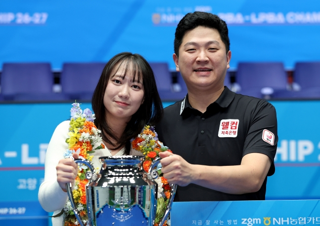 조건휘(오른쪽)가 27일 경기도 고양시 '고양 킨텍스 PBA 스타디움'에서 열린 프로당구 2026-2027시즌 5차 투어 '지금 잘 사는 방법 zgm NH농협카드 PBA-LPBA 챔피언십' PBA 결승전에서 승리 후 우승을 차지한 뒤 아내와 함께 기념촬영을 하고 있다. /사진=PBA 투어 제공