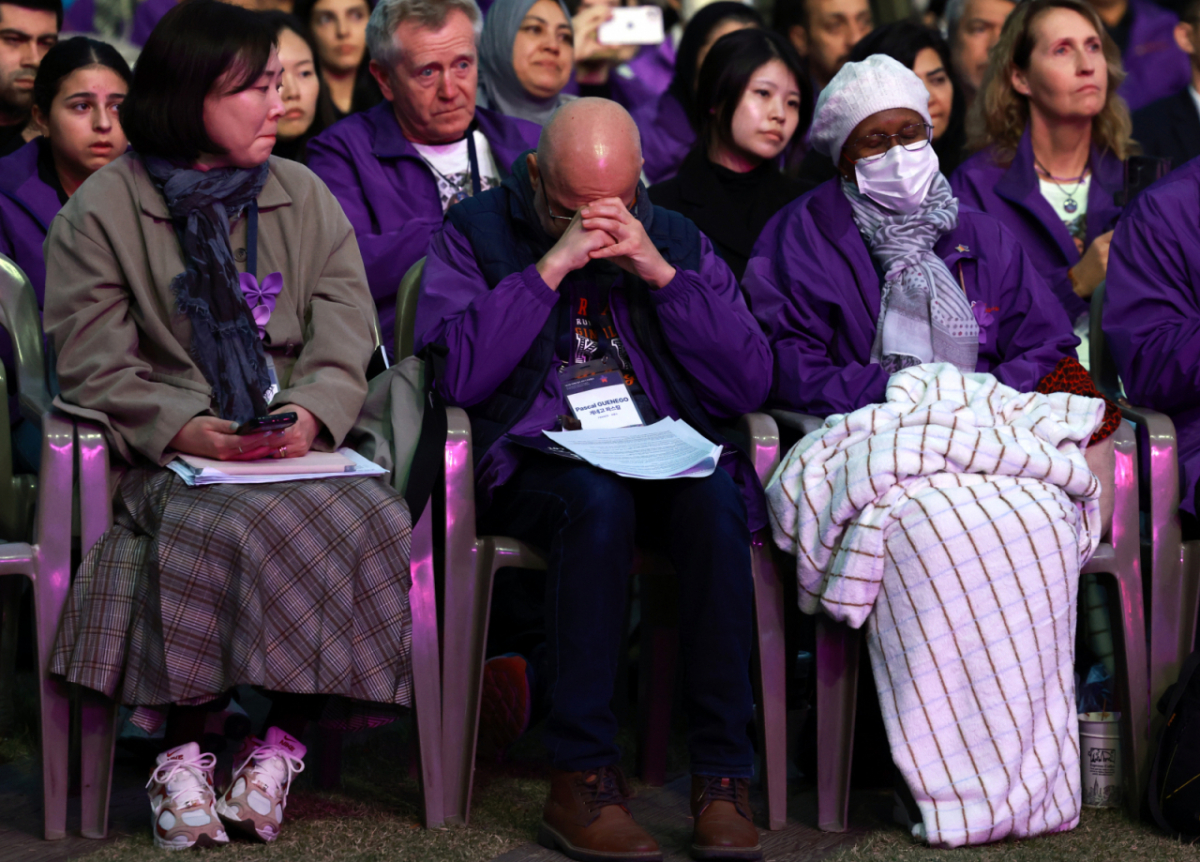지난 24일 오후 서울 중구 서울광장에서 열린 이태원참사 4주기 시민추모대회에서 외국인 희생자 유가족이 슬픔에 잠겨 있다./사진=뉴시스.