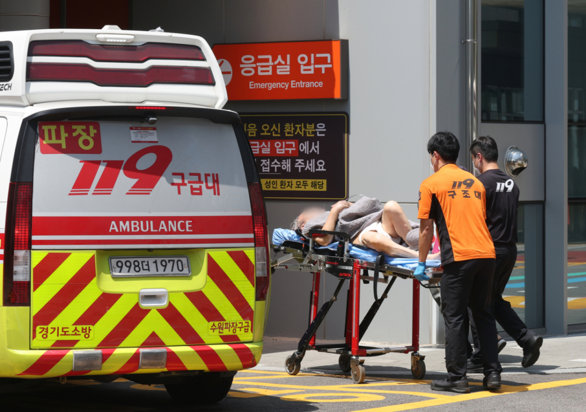 지난 8월5일 경기 수원시의 한 대형병원 응급실로 환자들이 들어가고 있다. /사진=뉴스1
