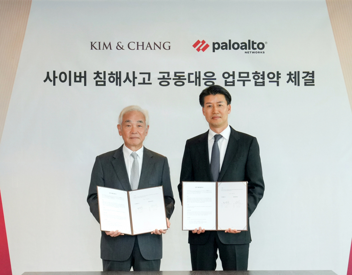 왼쪽부터 정경택 김앤장 법률사무소 대표변호사, 박상규 팔로알토 네트웍스코리아 대표./사진제공=김앤장