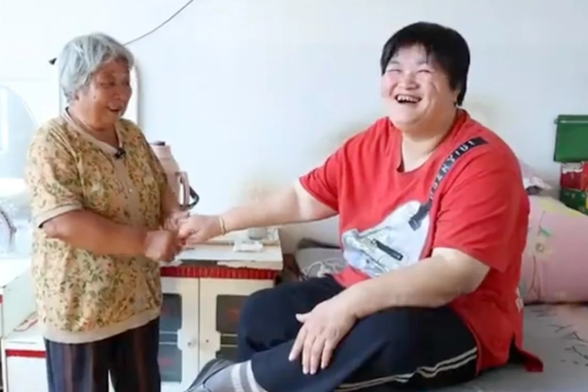 중국에서 식물인간 상태에 빠진 며느리를 17년간 돌봐온 시어머니의 사연이 알려져 화제다. 깨어난 며느리는 오랜 재활 끝에 간단한 음식을 직접 만들 수 있을 정도로 회복했다. /사진=SCMP