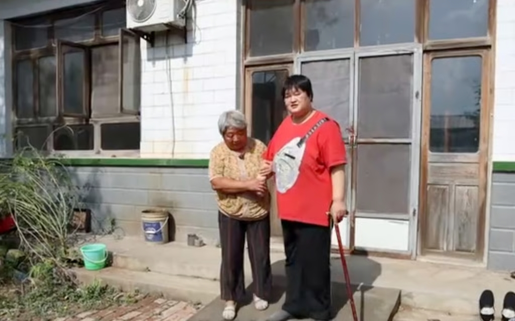 중국에서 식물인간 상태에 빠진 며느리를 17년간 돌봐온 시어머니의 사연이 알려져 화제다. 깨어난 며느리는 오랜 재활 끝에 간단한 음식을 직접 만들 수 있을 정도로 회복했다. /사진=SCMP