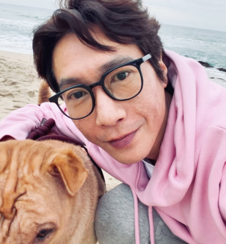 Ko Ji-yong, a former member of the group Sechs Kies, shares an update on his seaside trip with his dog / Photo captured from Ko Ji-yong's Instagram account