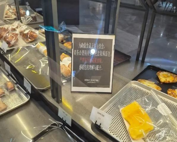 국내 한 제과점이 빵을 손으로 만지지 말라는 경고문을 중국어로만 작성해 온라인에서 화제가 되고 있다. /사진=온라인 커뮤니티