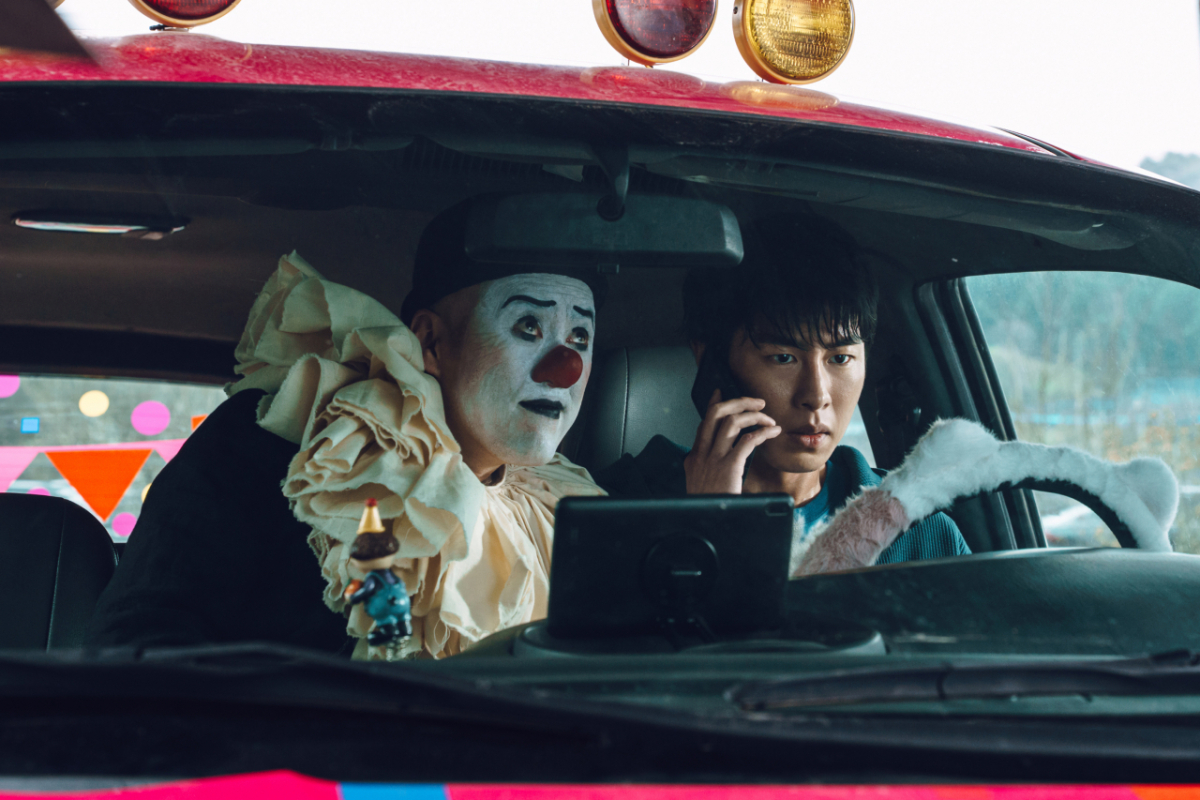 '꿀알바'는 호러와 스릴러, 미스터리를 넘나들며 장르의 경계를 흐린다. 다음 전개를 쉽게 예측할 수 없는 이야기는 긴장감을 유지하고, 스산한 분위기는 가을의 서늘함을 한층 짙게 만든다. 사진은 '꿀알바' 보도스틸. /사진=넷플릭스 제공