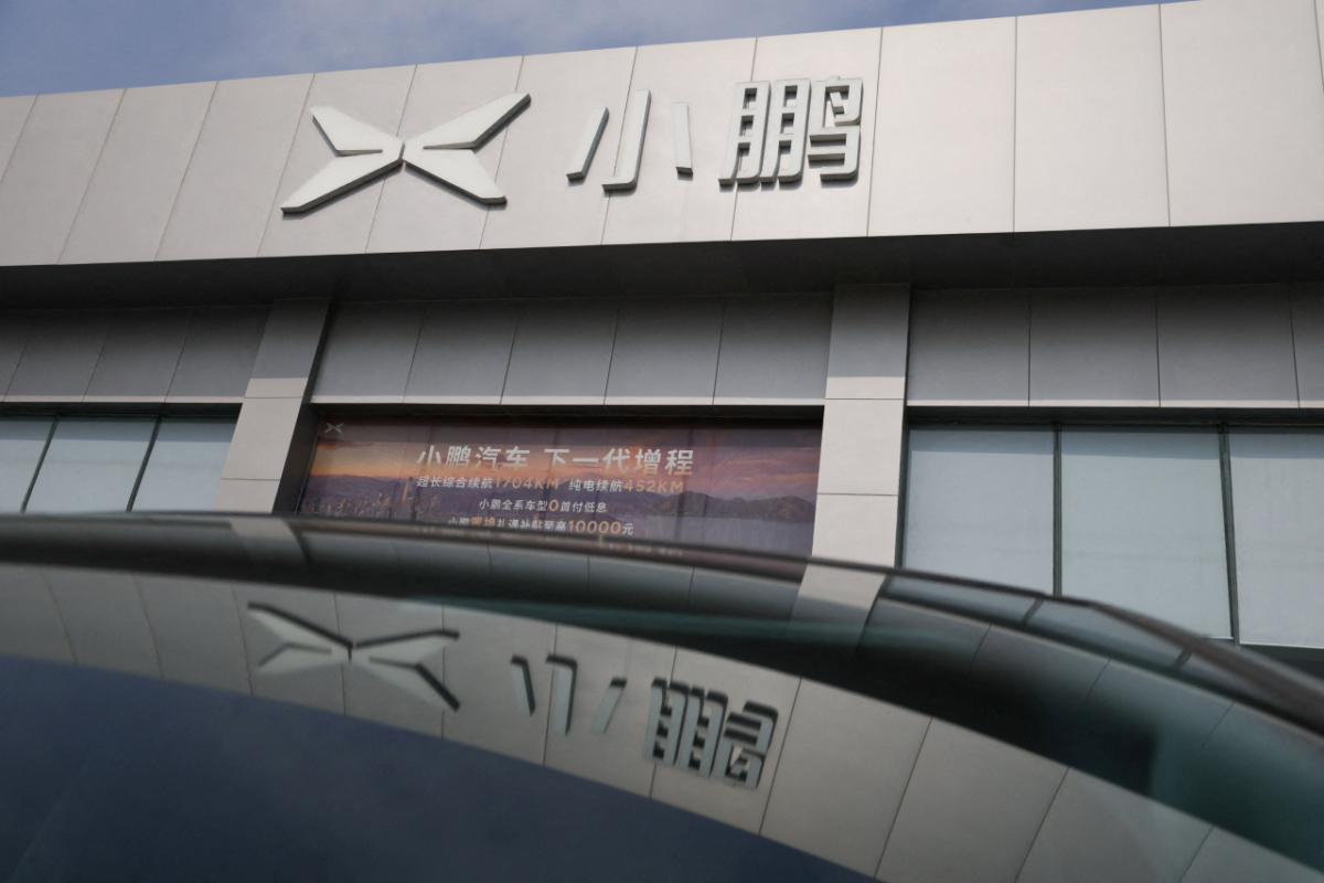 2026년 4월 23일 중국 베이징의 샤오펑 판매점에 걸린 샤오펑 로고/사진=로이터
