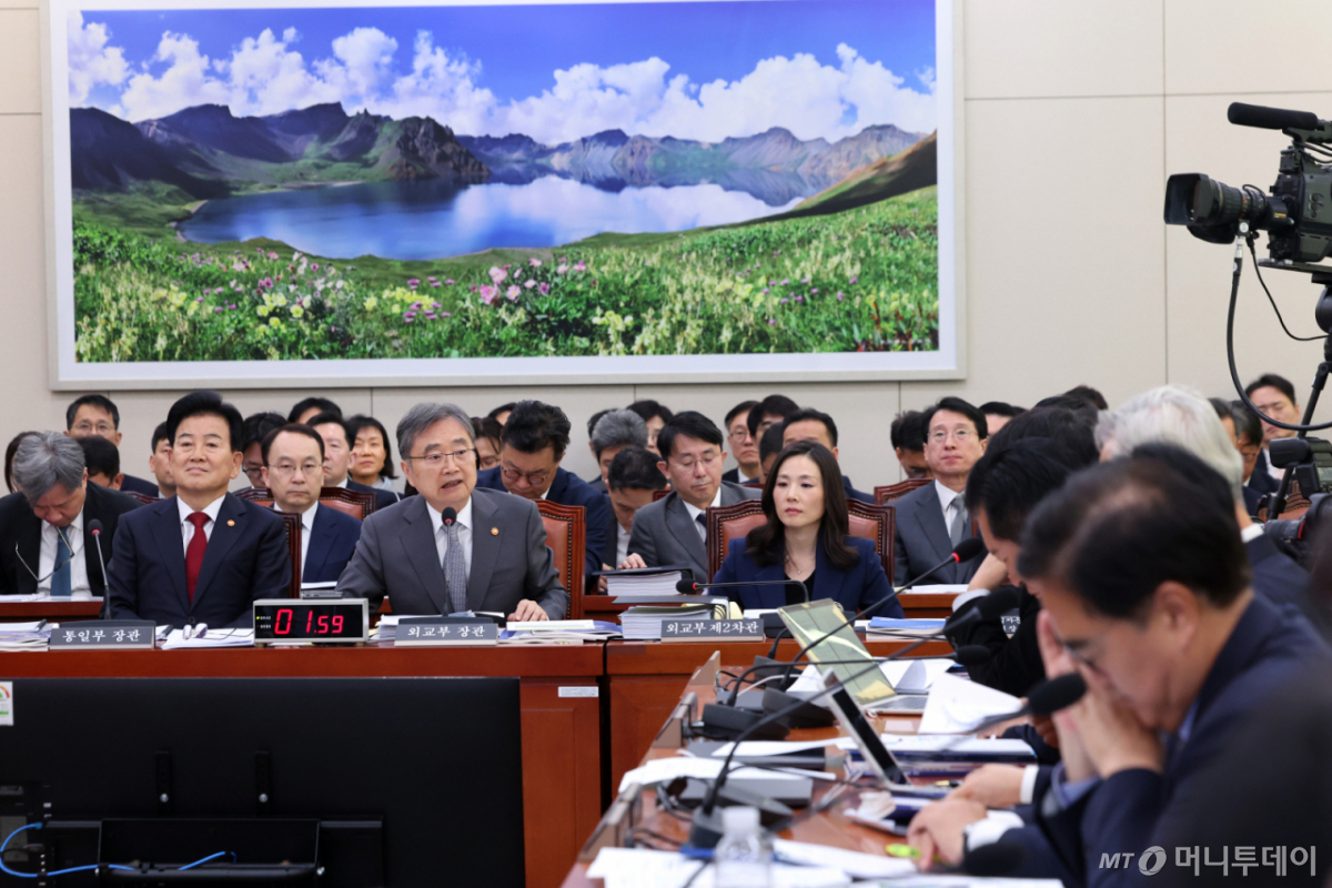 (서울=뉴스1) 황기선 기자 = 조현 외교부 장관이 27일 서울 여의도 외교통일위원회에서 열린 외교부 등에 대한 국정감사 종합감사에서 의원 질의에 답하고 있다. 2026.10.27/뉴스1 Copyright © 뉴스1. All rights reserved. 무단 전재 및 재배포, AI학습 이용 금지.